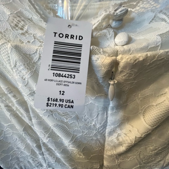 Off-shoulder ivory lace gown. Bought to dye and never got around to it! - Picture 3 of 3